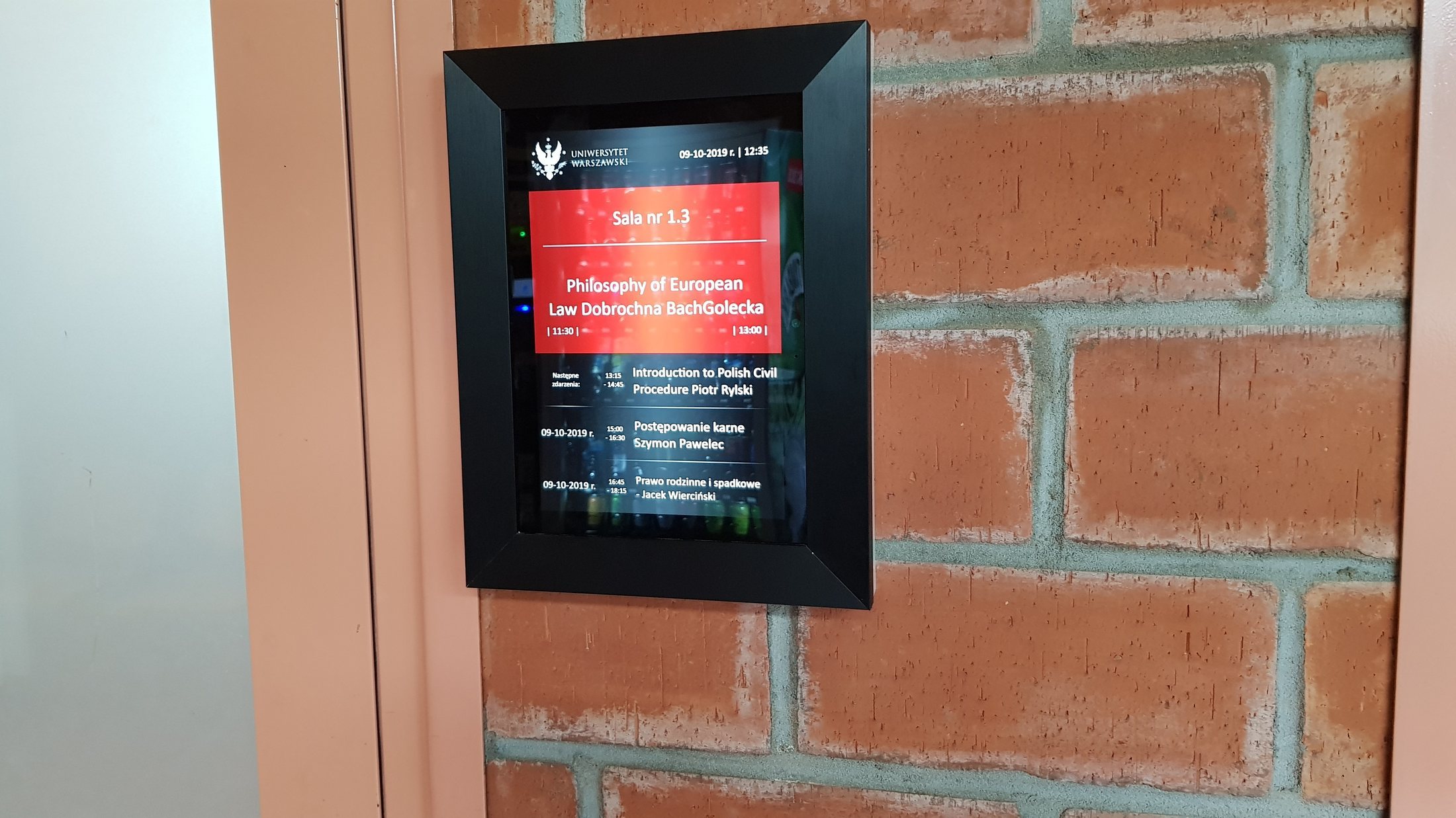 Przestrzeń Uniwersytetu Warszawskiego wyposażona w technologie komunikacyjne